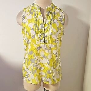Banana Republic summer blouse. Size Petite medium. Green,‎ gray, and white.